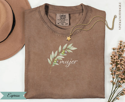 Brown t-shirt with olive branch and "mujer" text, with gold necklace.